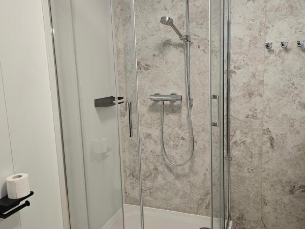 Harmony House : photo 3 de la chambre chambre quadruple avec salle de bains privative