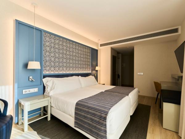 Catalonia Porto : photo 2 de la chambre chambre lits jumeaux supérieure avec terrasse et piscine privée