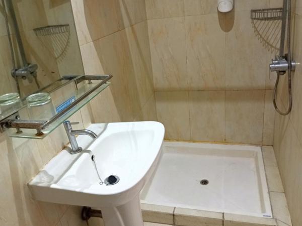 Urbanview Hotel Syariah Hapsari YIA : photo 5 de la chambre chambre lits jumeaux deluxe