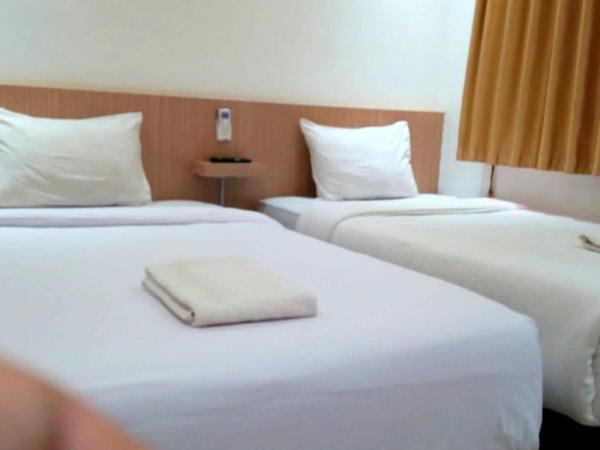 Urbanview Hotel Syariah Hapsari YIA : photo 7 de la chambre chambre lits jumeaux deluxe