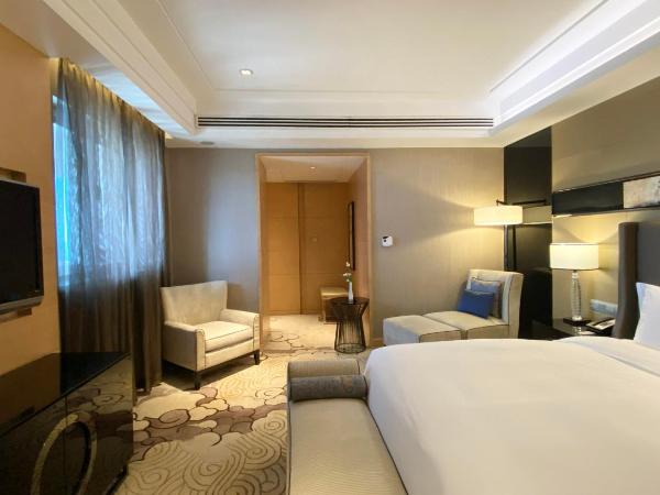 Crowne Plaza Xi'an, an IHG Hotel : photo 7 de la chambre one-bedroom suite with dining area