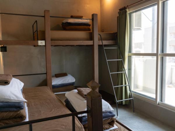Untapped Hostel : photo 3 de la chambre chambre quadruple Économique avec salle de bains commune