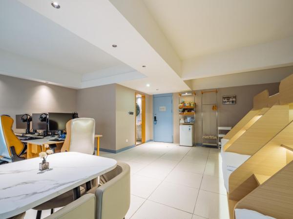 网鱼电竞酒店(竹山路地铁站店) : photo 6 de la chambre suite