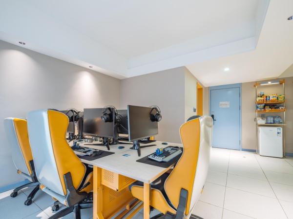 网鱼电竞酒店(竹山路地铁站店) : photo 7 de la chambre suite