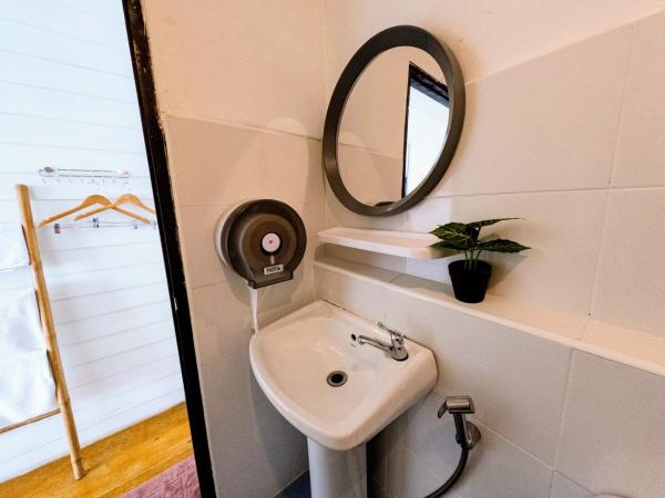 Back Home Backpackers : photo 6 de la chambre chambre lits jumeaux avec salle de bains privative