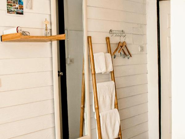 Back Home Backpackers : photo 3 de la chambre chambre lits jumeaux avec salle de bains privative