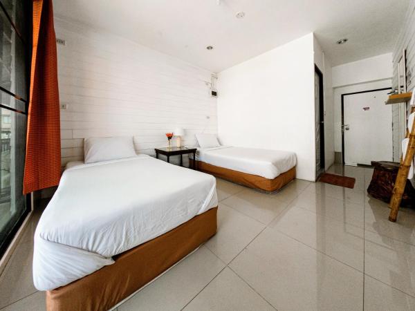 Back Home Backpackers : photo 7 de la chambre chambre lits jumeaux avec salle de bains privative