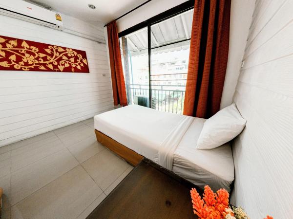 Back Home Backpackers : photo 10 de la chambre chambre lits jumeaux avec salle de bains privative