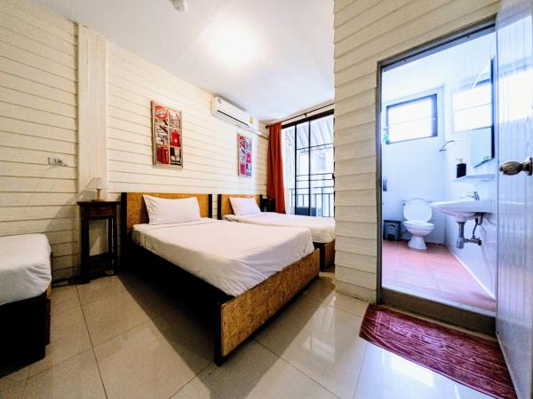 Back Home Backpackers : photo 6 de la chambre chambre triple avec salle de bains privative