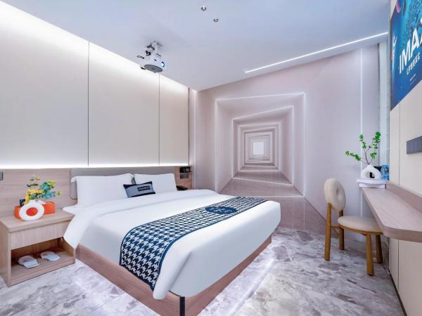 Henghe Selected S Design Hotel - flagship store of Guangzhou Baiyun Railway Station International Convention Center : photo 2 de la chambre movie queen room  
