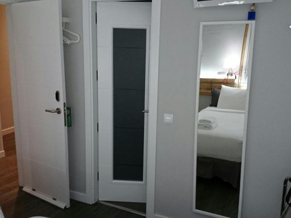 diezmadrid : photo 5 de la chambre chambre triple avec salle de bains privative