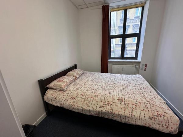 Erasmus Rooms Economic- 24h self check-in : photo 2 de la chambre petite chambre double