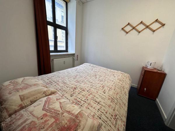 Erasmus Rooms Economic- 24h self check-in : photo 3 de la chambre petite chambre double