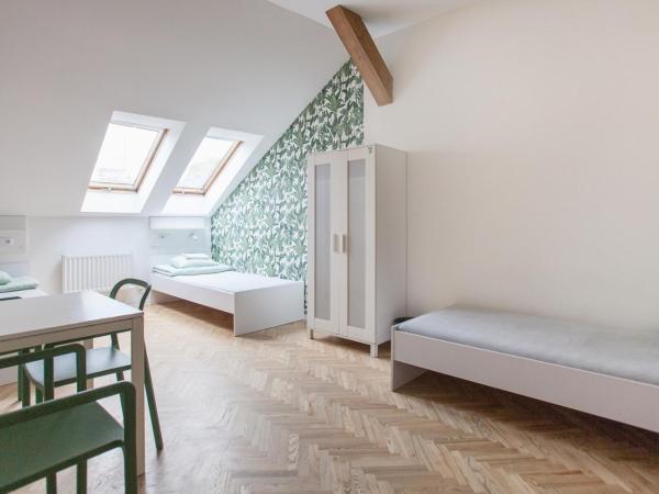 Dizzy Daisy Hostel : photo 1 de la chambre chambre triple avec salle de bains commune