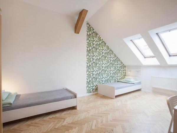 Dizzy Daisy Hostel : photo 3 de la chambre chambre triple avec salle de bains commune