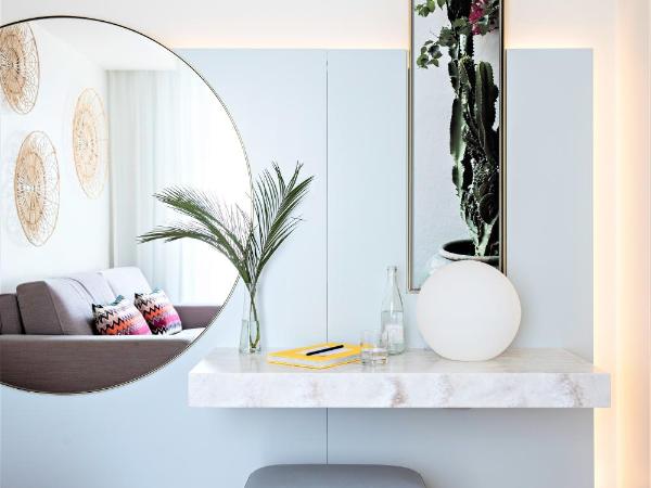 Hotel Croisette Beach Cannes - Mgallery : photo 5 de la chambre suite junior avec lit king-size ou lits jumeaux et canapé convertible