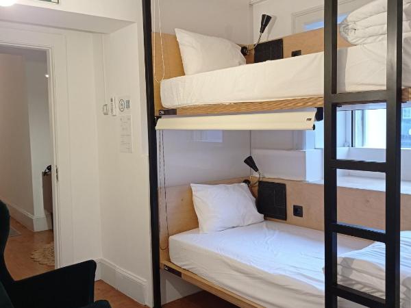 Penedo da Saudade Suites & Hostel : photo 1 de la chambre chambre familiale avec salle de bains privative