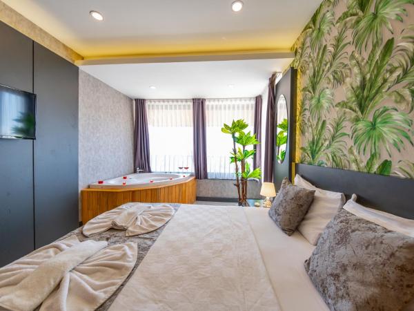 Mrt Suites Lara : photo 9 de la chambre suite lit queen-size avec baignoire spa