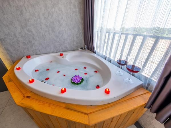 Mrt Suites Lara : photo 6 de la chambre suite lit queen-size avec baignoire spa