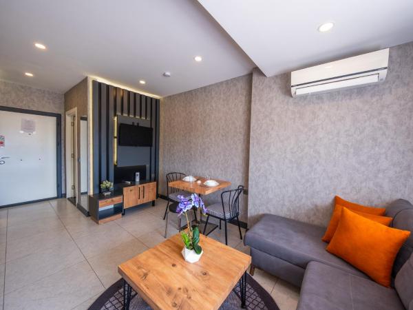 Mrt Suites Lara : photo 8 de la chambre suite deluxe avec baignoire spa