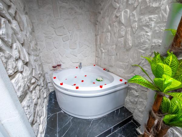 Mrt Suites Lara : photo 10 de la chambre suite deluxe avec baignoire spa