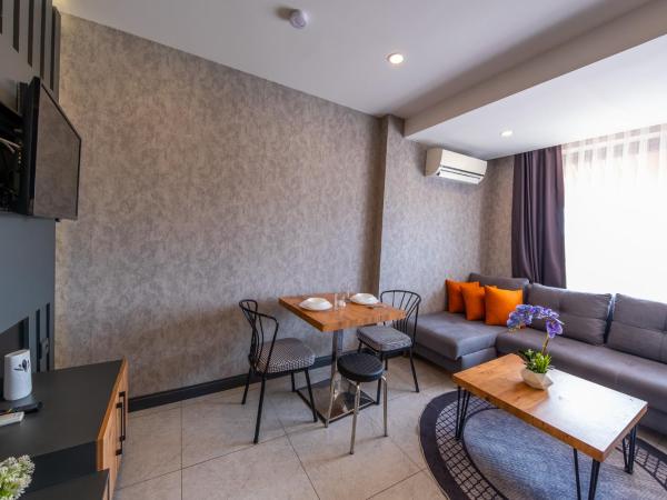 Mrt Suites Lara : photo 7 de la chambre suite deluxe avec baignoire spa