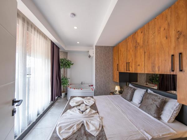 Mrt Suites Lara : photo 2 de la chambre suite deluxe avec baignoire spa