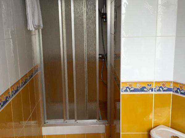 Hotel de Normandie : photo 5 de la chambre chambre double confort avec douche