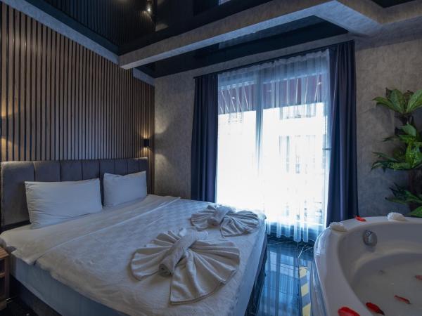 Mrt Suites Lara : photo 4 de la chambre suite avec jacuzzi