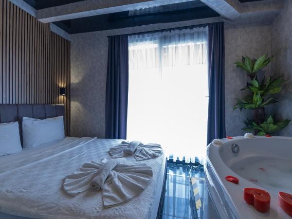 Mrt Suites Lara : photo 5 de la chambre suite avec jacuzzi