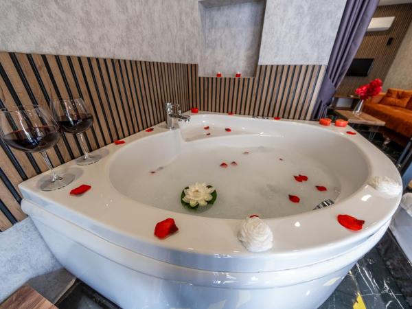 Mrt Suites Lara : photo 9 de la chambre suite avec jacuzzi