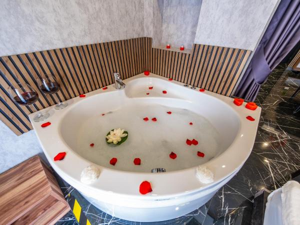 Mrt Suites Lara : photo 8 de la chambre suite avec jacuzzi