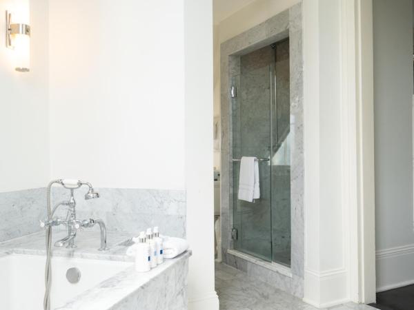 Roomza New Orleans at Melrose Mansion : photo 3 de la chambre chambre lit king-size avec balcon