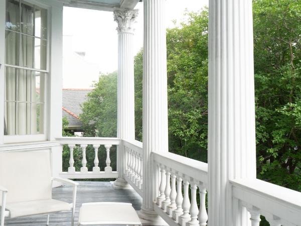 Roomza New Orleans at Melrose Mansion : photo 6 de la chambre chambre lit king-size avec balcon