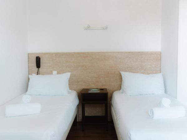 Hôtel Les Fougères : photo 4 de la chambre chambre familiale avec kitchenette