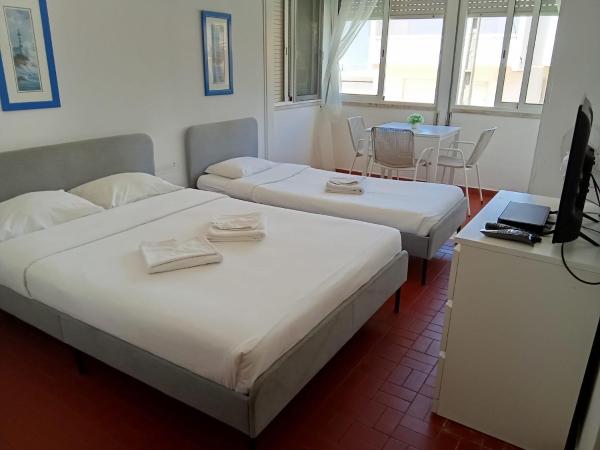 BLife Faro Beach Hostel : photo 6 de la chambre chambre triple avec salle de bains commune