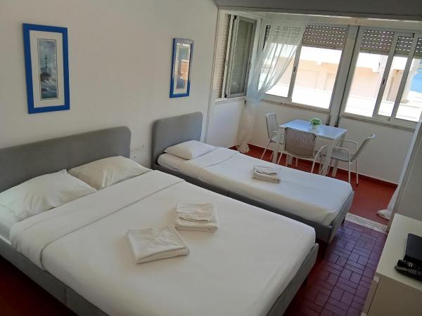 BLife Faro Beach Hostel : photo 7 de la chambre chambre triple avec salle de bains commune
