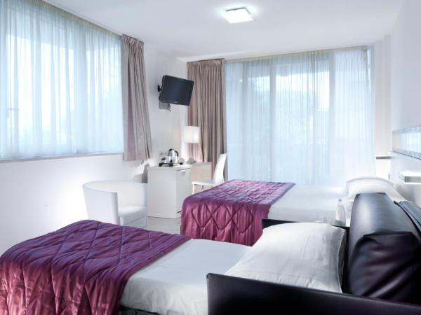 Mercure Hotel Rimini Artis : photo 1 de la chambre chambre double supérieure avec canapé-lit