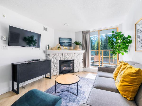 a fully renovated condo near village centre with MT view and close to lift in Cascade lodge : photo 10 de la chambre appartement 1 chambre avec balcon et vue sur les montagnes