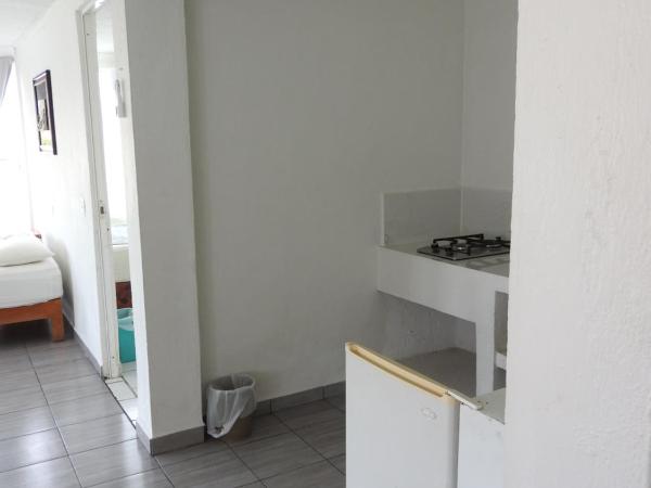 Hotel Villas Balcones de Costa Azul : photo 7 de la chambre chambre familiale avec salle de bains privative