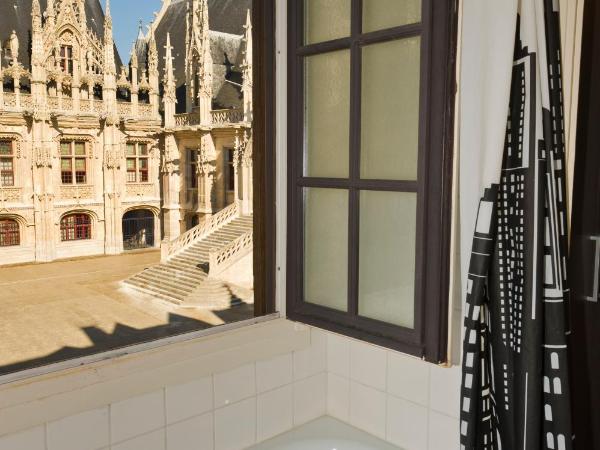 Les Initiés : photo 2 de la chambre chambre triple - vue sur palais de justice