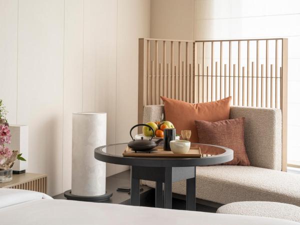 Four Seasons Hotel Osaka : photo 2 de la chambre chambre d'angle avec lit king-size premier