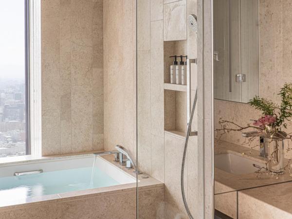 Four Seasons Hotel Osaka : photo 5 de la chambre chambre d'angle avec lit king-size premier