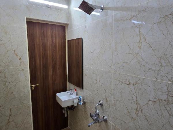 Hotel NJ Residency : photo 9 de la chambre chambre lit king-size deluxe