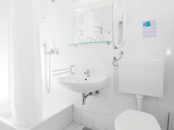 Holiday Village Sagitta - Light All Inclusive : photo 4 de la chambre chambre double ou lits jumeaux avec balcon - vue latérale sur mer