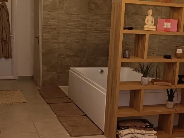 La Fleur de Sel : photo 8 de la chambre chambre lit king-size avec baignoire spa