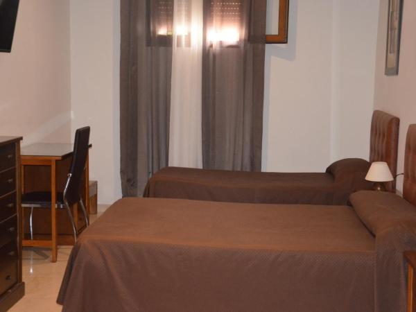 Hostal Mont Royal : photo 3 de la chambre chambre double - sous-sol avec fenêtres