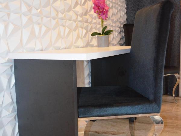 Hostal Mont Royal : photo 1 de la chambre chambre double - sous-sol avec fenêtres