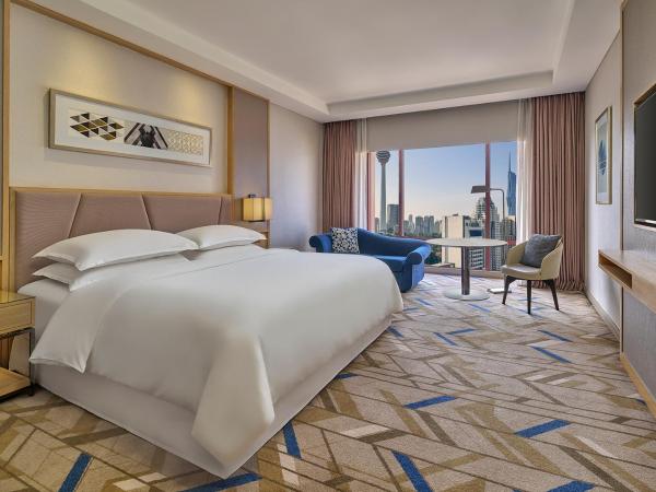 Sheraton Imperial Kuala Lumpur Hotel : photo 1 de la chambre chambre lit king-size - vue sur ville