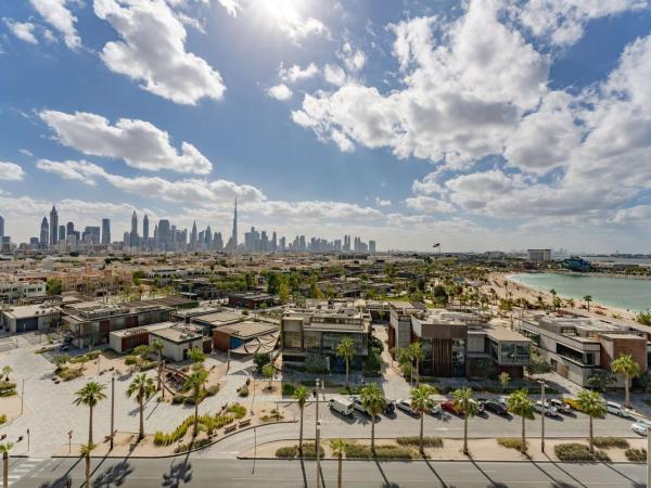Hyatt Centric Jumeirah Dubai : photo 1 de la chambre chambre lit king-size avec balcon - vue sur ville